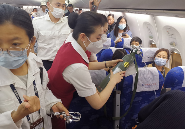 急救人員登機搶救。山東航空供圖