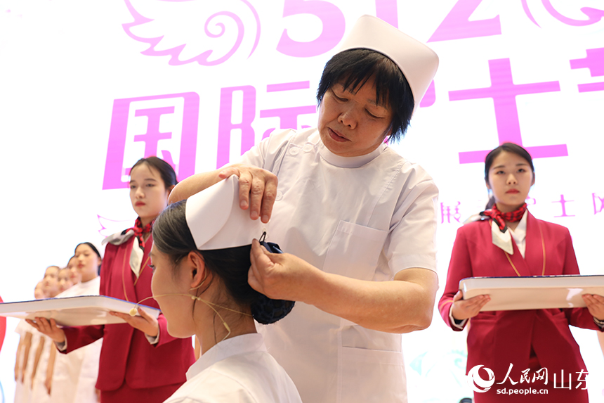 護理前輩為即將踏入實習崗位的學生授帽。人民網記者 劉祺攝