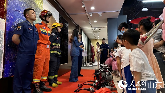 济南市消防救援支队的“蓝朋友”现场分享家庭防火科普知识。人民网 乔姝摄