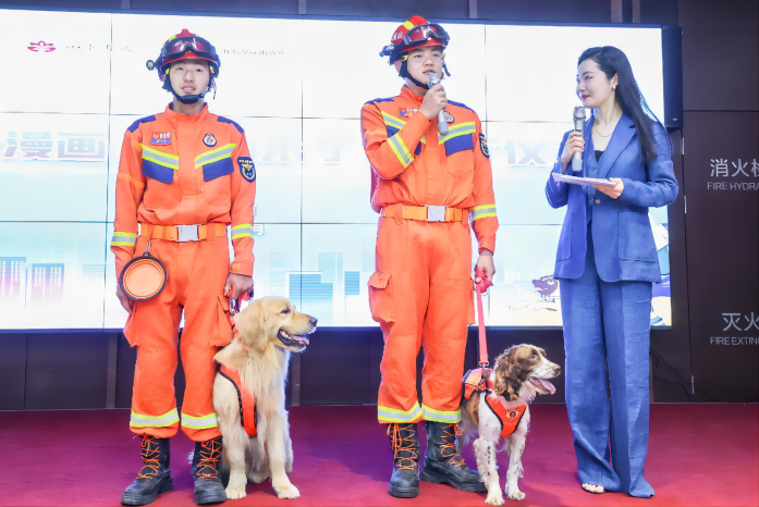 山东搜救犬机动专业支队的搜救犬和它们的训导员亮相仪式现场。山东省消防救援总队供图