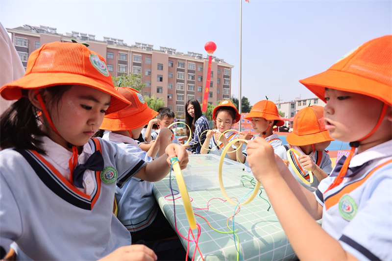 孩子们制作手工艺品。隋翔摄