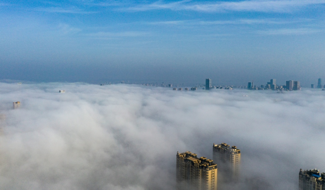 日照市東港區沿海出現平流霧景觀。葉連俊攝