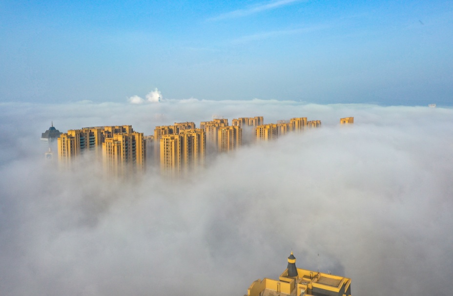 日照市東港區沿海出現平流霧景觀。葉連俊攝