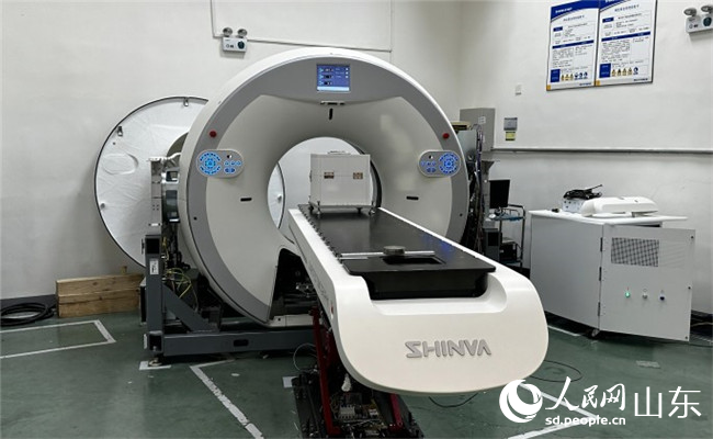 新华医疗国内首台放疗专用大孔径螺旋CT。人民网 乔姝摄