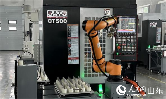 遨博山东协作机器人核心部件智慧工厂，实现“用机器人制造机器人”。人民网 乔姝摄