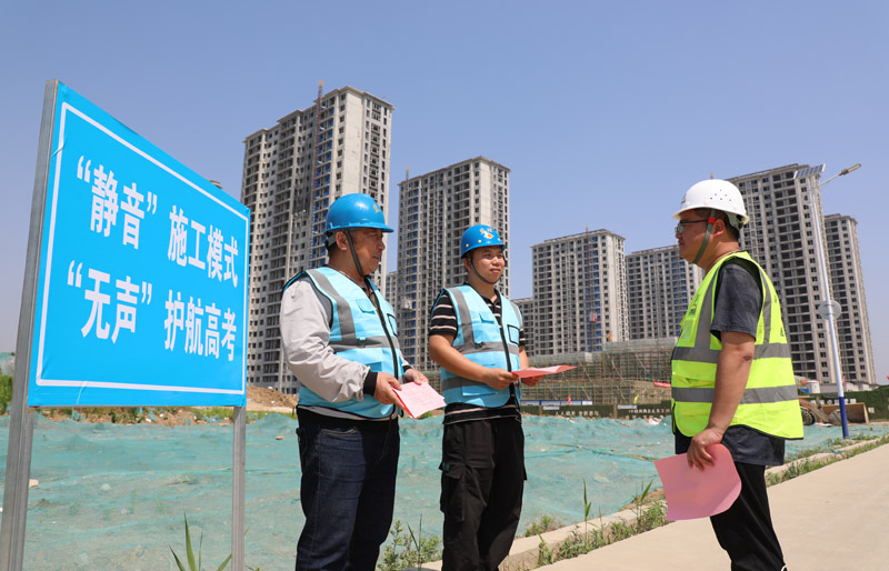為保障高考各項工作順利進行，山東省棗庄市薛城區對城區35個在建工地進行嚴格管控，做好降塵降噪工作。