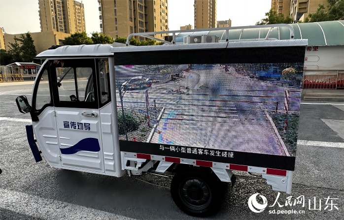 圖片1：望岱黨建聯合體黨群服務中心的交通安全勸導車。人民網 喬姝攝