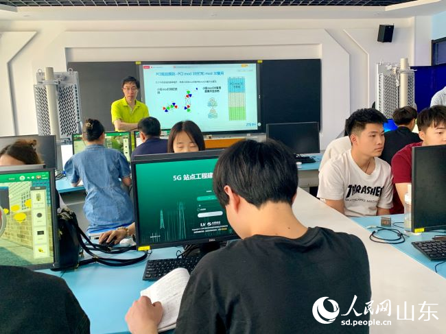 中兴通讯5G+产业学院内，学生们正在上课 人民网 逄鑫珊摄