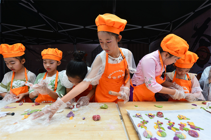 夏庄小学的学生在体验制作面食点心。王海滨摄