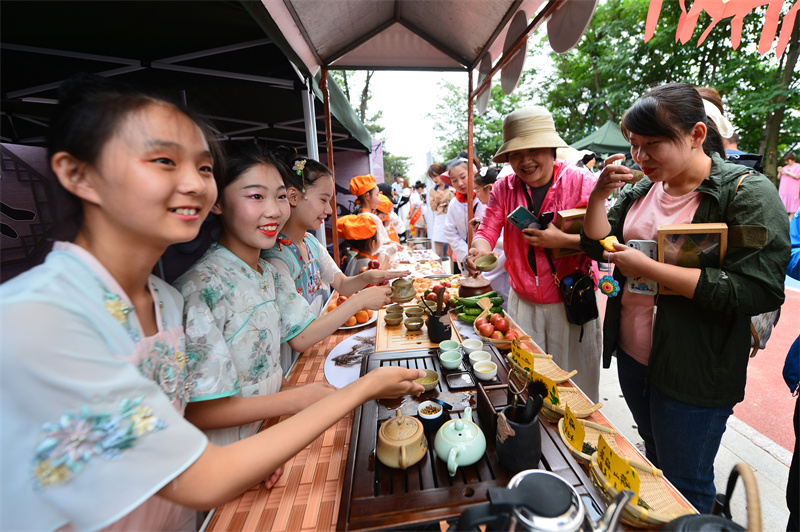 夏庄小學的學生體驗煮制當地的綠茶讓與會嘉賓品嘗。王海濱攝