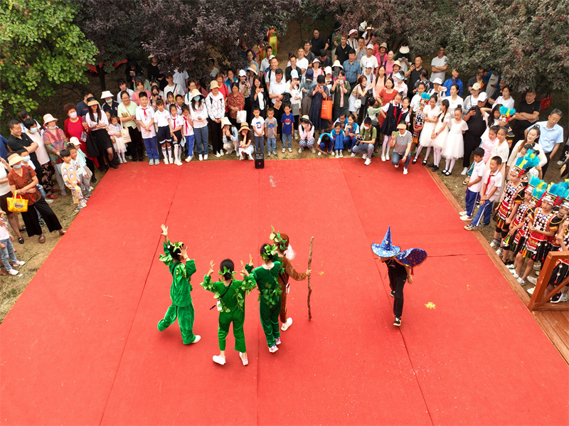 天泰城學校的學生為與會嘉賓表演小品《森林爺爺》。王海濱攝