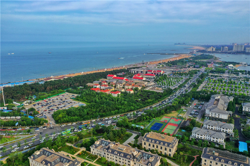 山东日照碧海路游客车辆川流不息。薄林 摄