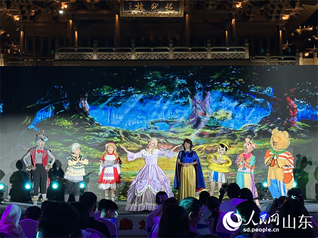 儿童戏剧片段展演。人民网 谈媛摄