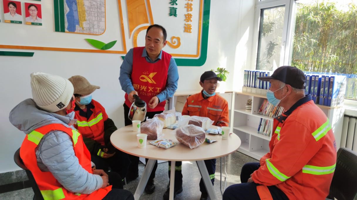 图为环卫工人在山东潍坊奎文区烟草专卖局（营销部）第一基层服务站的红色驿站中歇脚