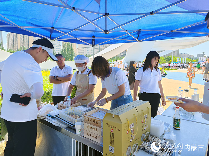 现场设置的美食免费品尝区。人民网记者 赵梦月 摄