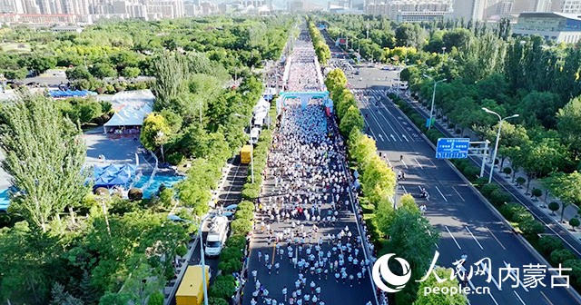 航拍2023呼和浩特馬拉鬆起跑。 人民網 孟佳澍 攝