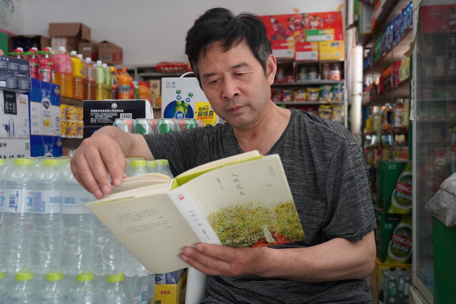 圖為孔祥秋在經營之余研讀散文