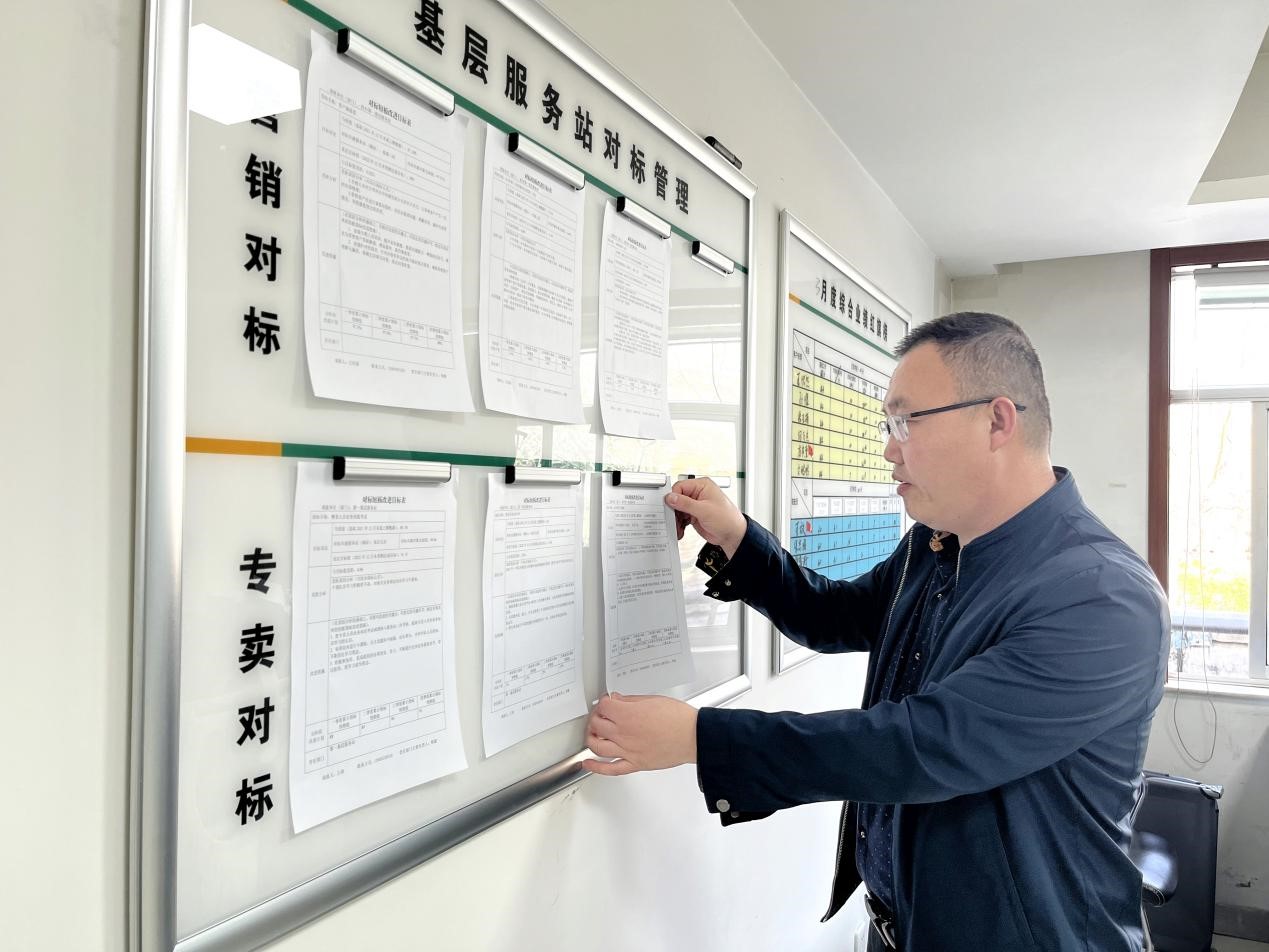 图为在基层服务站设置对标看板，强化流程KPI指标落地