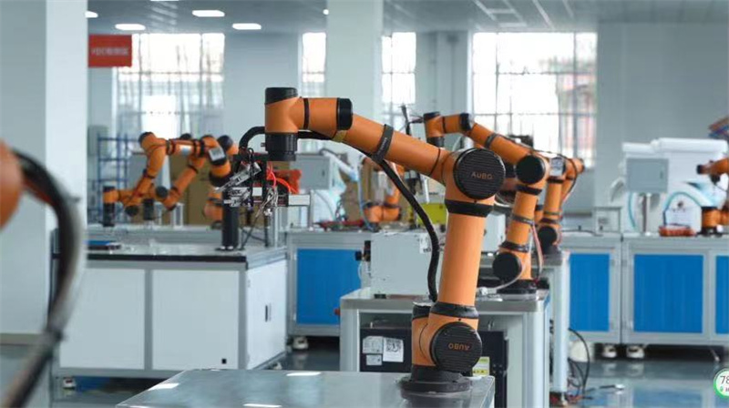 遨博（山东）智能机器人有限公司的六轴协作机器人，正在演示工业场景中的模块组装。淄博市委宣传部供图
