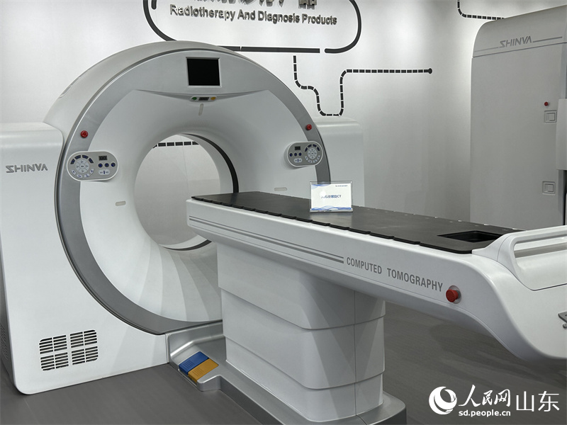 中国首台专门为精确放疗服务的CT机——大孔径螺旋CT，这个产品的X射线照射剂量比传统CT可降低70%，大大减少了给患者造成的X射线损伤。人民网记者 谈媛摄