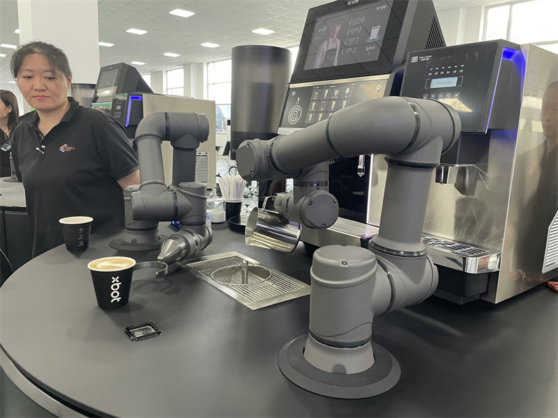 智能拉花咖啡机器人。淄博市委宣传部供图