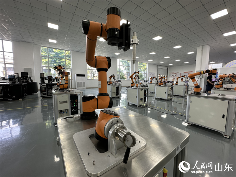 遨博（山東）智能機器人有限公司的六軸協作機器人，正在演示工業場景中的模塊組裝。人民網記者 談媛攝
