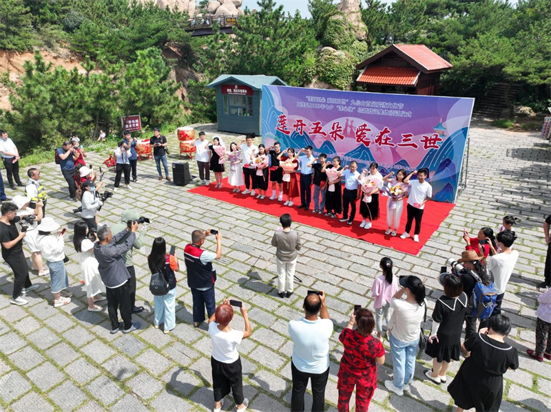集體婚禮現場，共同宣讀結婚誓詞，為彼此許下愛的承諾。陳鵬飛攝