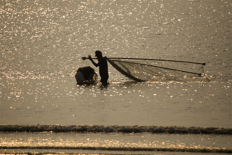日照市兩城街道漁民正在踩著高蹺推小蝦，勞作的身影與朝霞相映成趣，構成一幅唯美的耕海牧漁圖。張明慷  攝