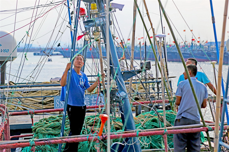 在日照黃海中心漁港內,漁民正在檢查船上電子設備。薄林攝