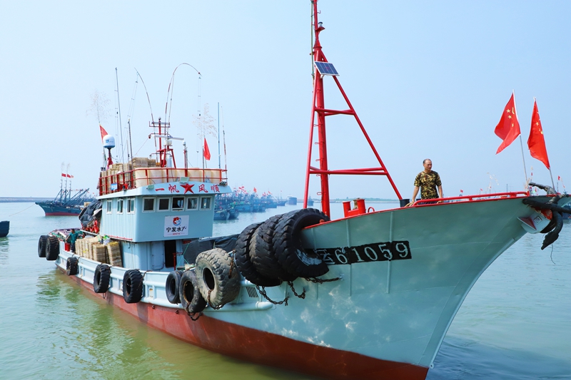 在日照黃海中心漁港，漁船整裝待發。宋年升攝