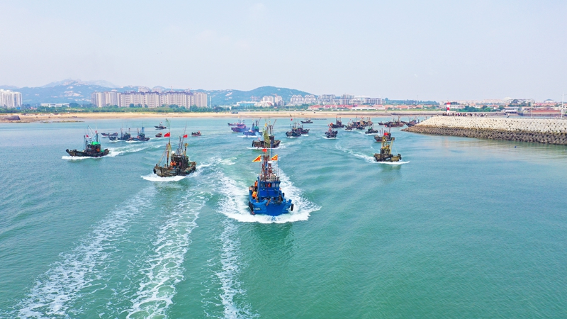 在日照海山海天一級漁港，漁船爭“鮮”出海。丁敏航 攝