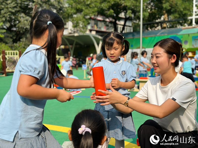 师生一起进行“户外搭建”活动。人民网 乔姝摄