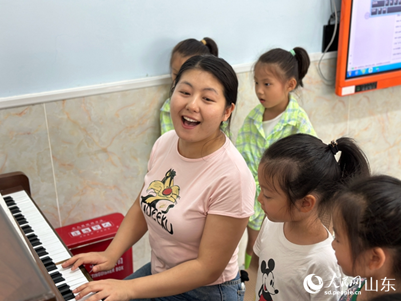 在鋼琴輕快的伴奏聲中，老師和孩子們一起唱起兒歌。人民網 喬姝攝