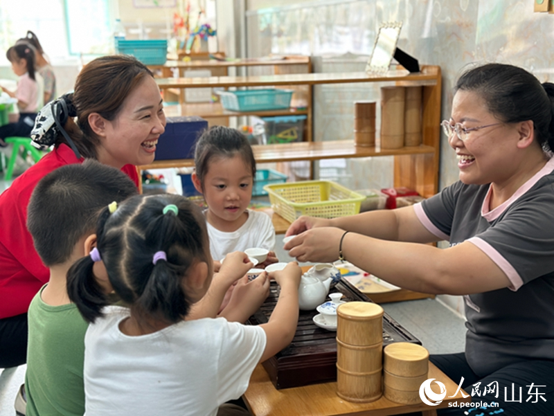 茶艺课上，老师和孩子们尽享茶艺时光。人民网 乔姝摄