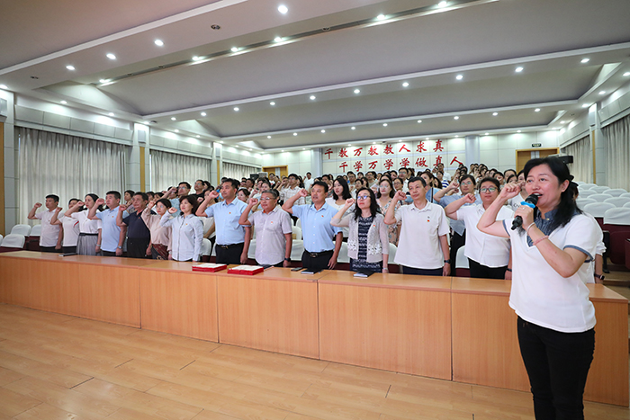 9月8日，在山東省濟南泉城中學報告廳內，支援武隆載譽歸來的劉輝帶領全體教師宣誓，用別開生面的形式慶祝教師節。