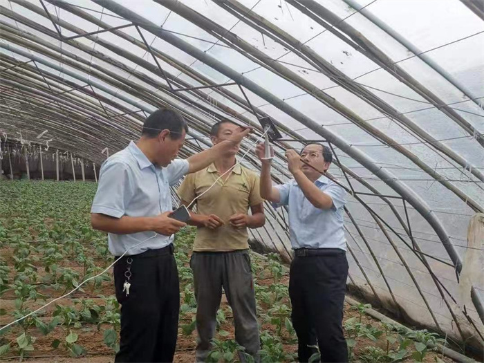 建行为大棚种植户安装“小喇叭”