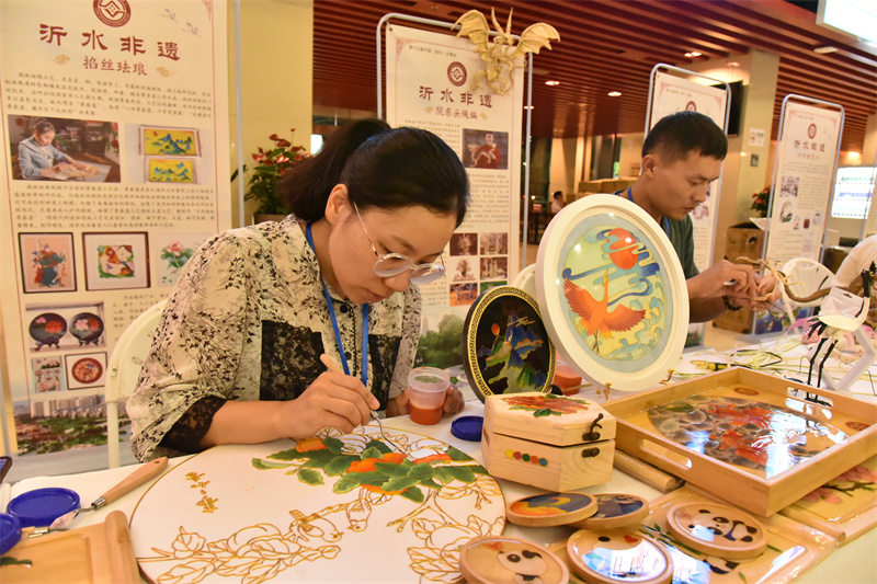 图为沂水非遗手造产品现场制作展示（拍摄者：张晓婕）