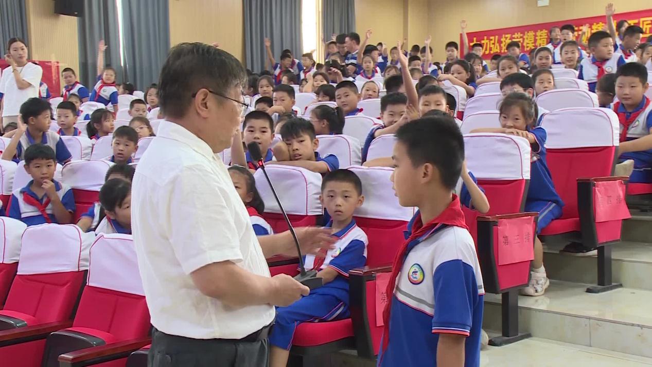 同学们与李教授互动交流