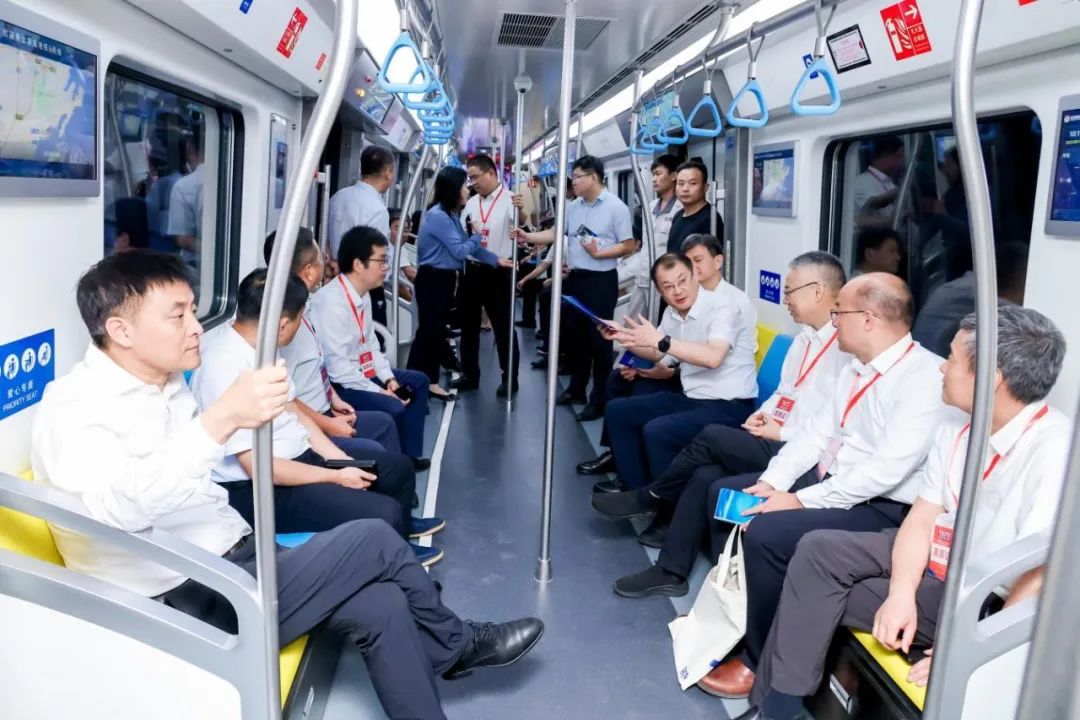 嘉賓登車體驗TACS列車