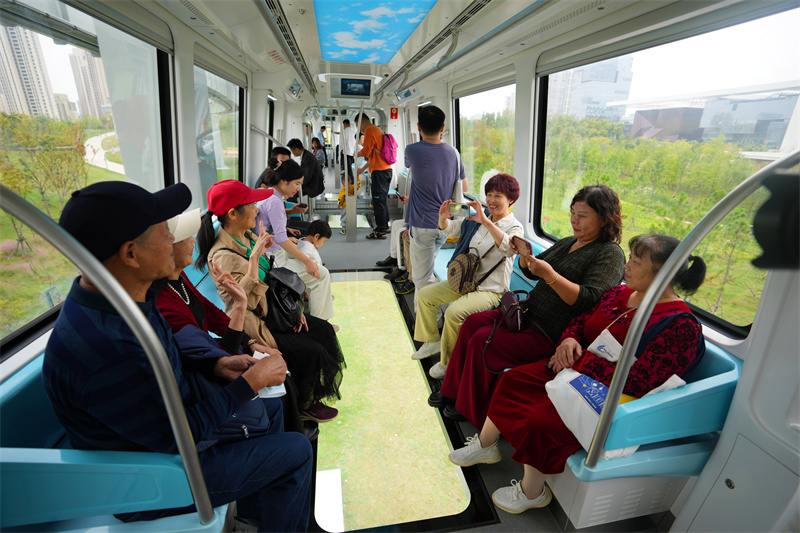 9月26日，乘客在體驗我國首列商用空軌列車。張進剛攝