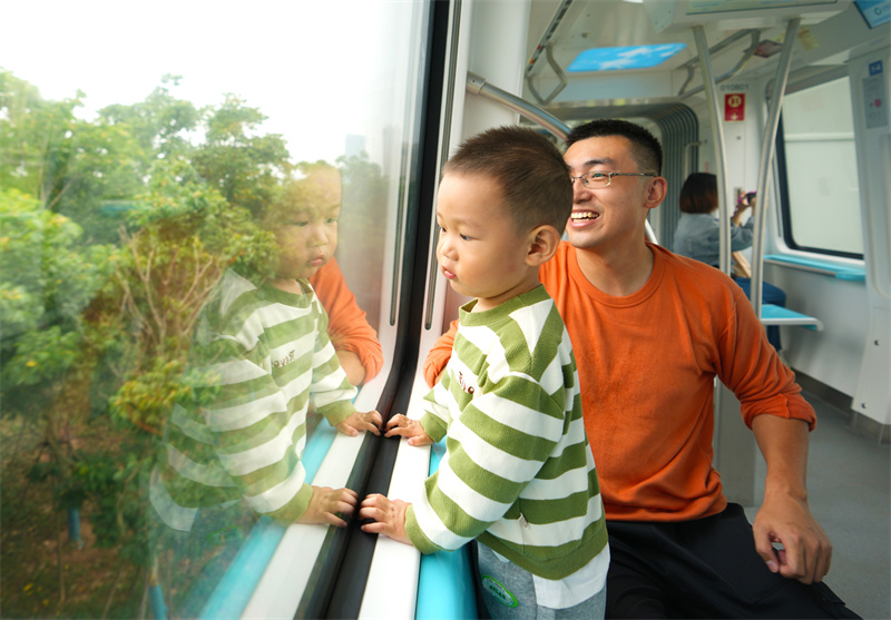 9月26日，乘客在體驗我國首列商用空軌列車。姜超攝