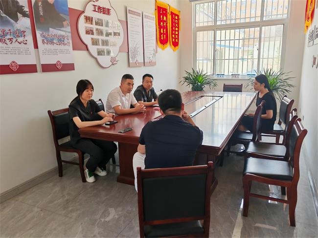 马村法庭与村干部一起调处纠纷