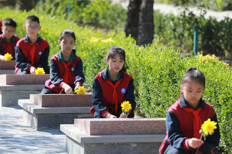 2023年9月30日，在山东省乐陵市冀鲁边革命纪念园，学生们向烈士墓敬献鲜花。