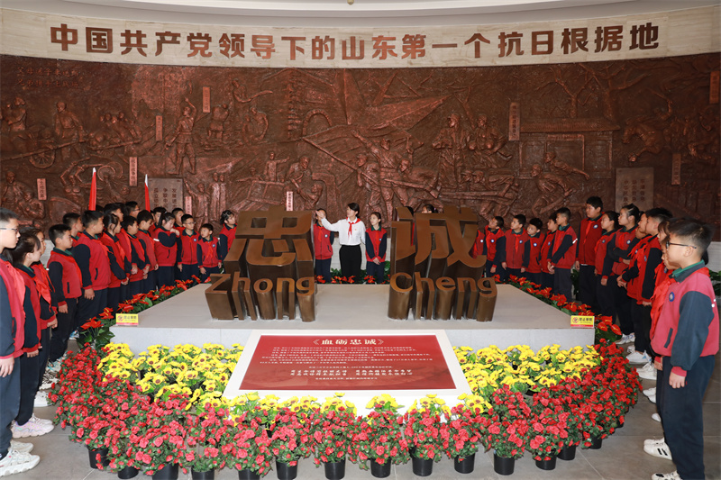 2023年9月30日，在山东省乐陵市冀鲁边革命纪念馆，学生们在聆听英烈事迹。