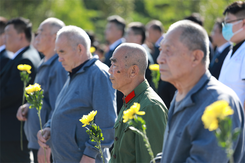 2023年9月30日，在山东省乐陵市冀鲁边革命纪念园，退伍老兵向烈士默哀。