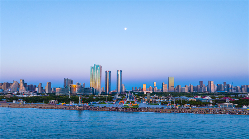 10月1日，在山东日照万平口海滨，游客和市民在观看日出。刘晓彬 摄