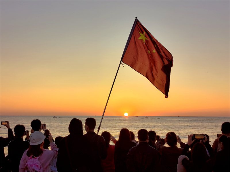 10月1日，在山东日照海滨，旭日从黄海海面冉冉升起。范海波 摄