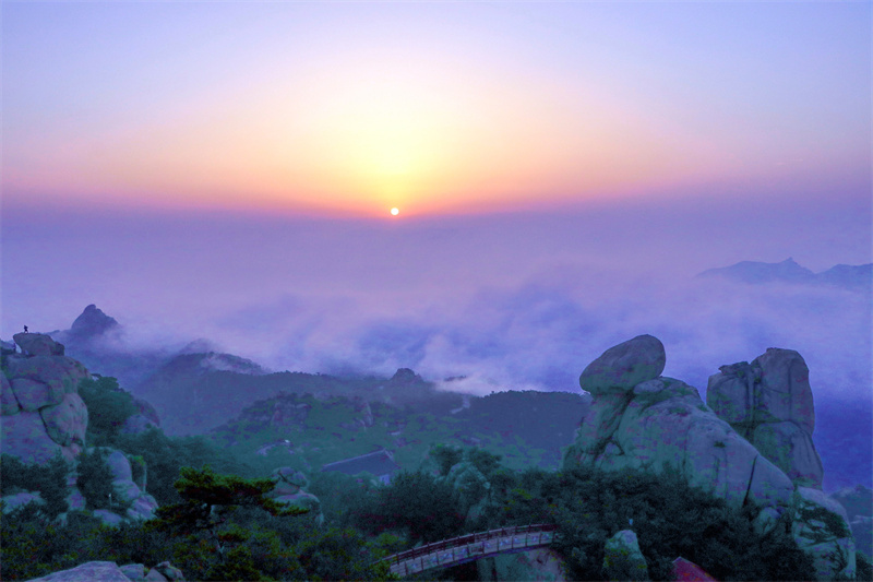 10月1日，山东日照九仙山日出。刘玉平 摄