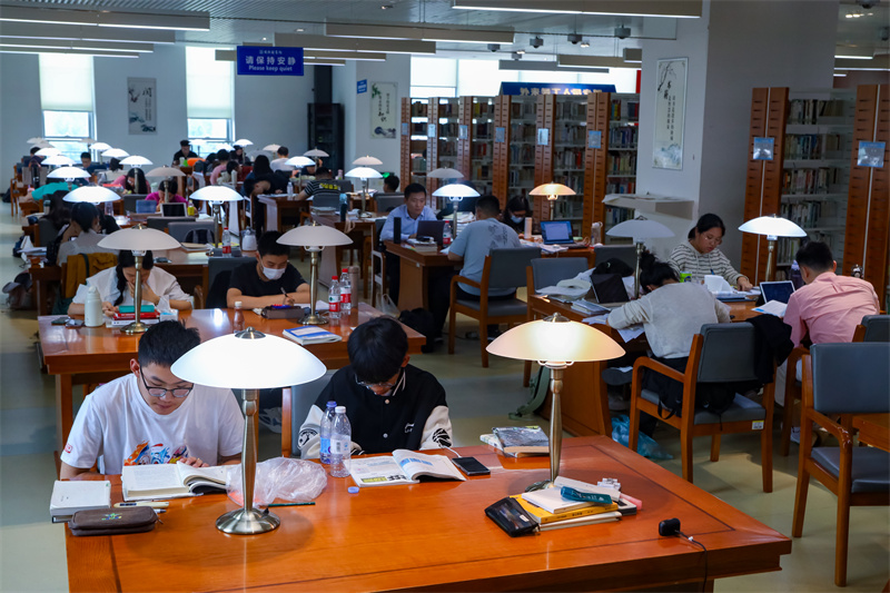 在山東省日照市圖書館內，讀者正在雅致的環境中讀書、學習。張明慷攝