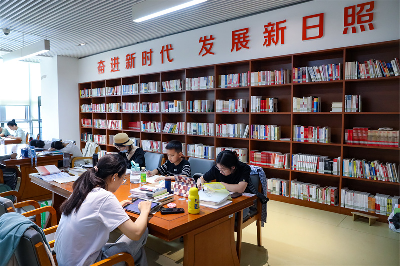 在山東省日照市圖書館內，讀者正在雅致的環境中讀書、學習。張明慷攝